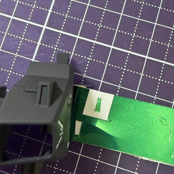 サンサー部分のシールを作って貼ります。毎度お馴染みハセガワのミラーフィニッシュにクリアーグリーンを貼りベース作成。キット付属のデカールを型に切り出して完成。塗装するより綺麗に仕上がります。（3枚目）