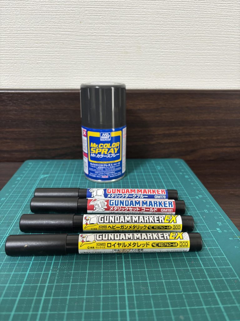 今回色が少なかったですね(gandam1)本体ブルー部分 &nbsp;メタリックダークブルーフライトユニットのガンメタ部分　ヘビーガンメタリック顎や腰部分の赤　ロイヤルメタレッド金色部分　メタリックセットゴールドフレーム部分　ジャーマングレースミ入れ　ガンダムマーカー　流し込みタイプ&nbsp;