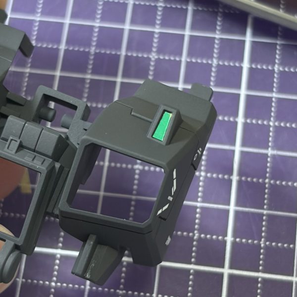 サンサー部分のシールを作って貼ります。毎度お馴染みハセガワのミラーフィニッシュにクリアーグリーンを貼りベース作成。キット付属のデカールを型に切り出して完成。塗装するより綺麗に仕上がります。（1枚目）