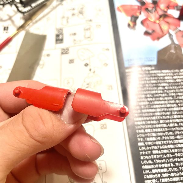 素組み途中です。初めは黒にしようと思ったのですが、ありきたりな気がしたのでゼータプラスを参考にして灰色にしてみたいと思います。モールド掘り直し、可動域を広げる加工もしました。&nbsp;素組み完成しました！あと肩にダルいモールドがあったのでそれを飾ってプラ板はっつけます。&nbsp;（5枚目）