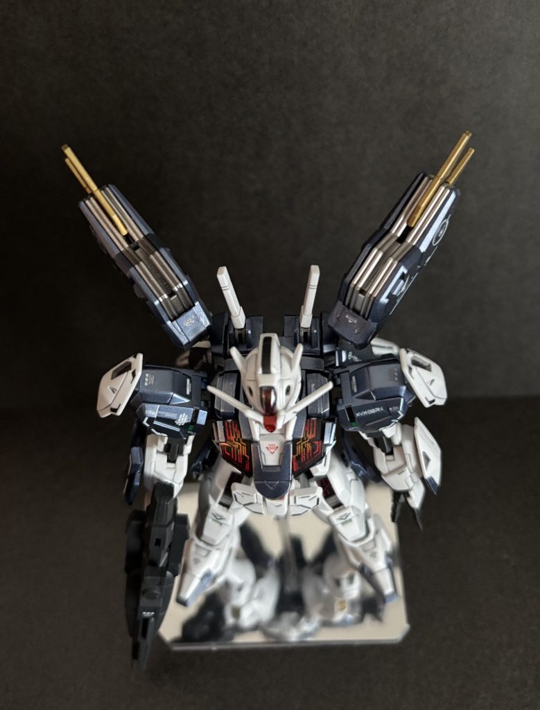 上からフライトユニットのダークブルーとガンメタの金属感が気に入っております(zaku-kao5)