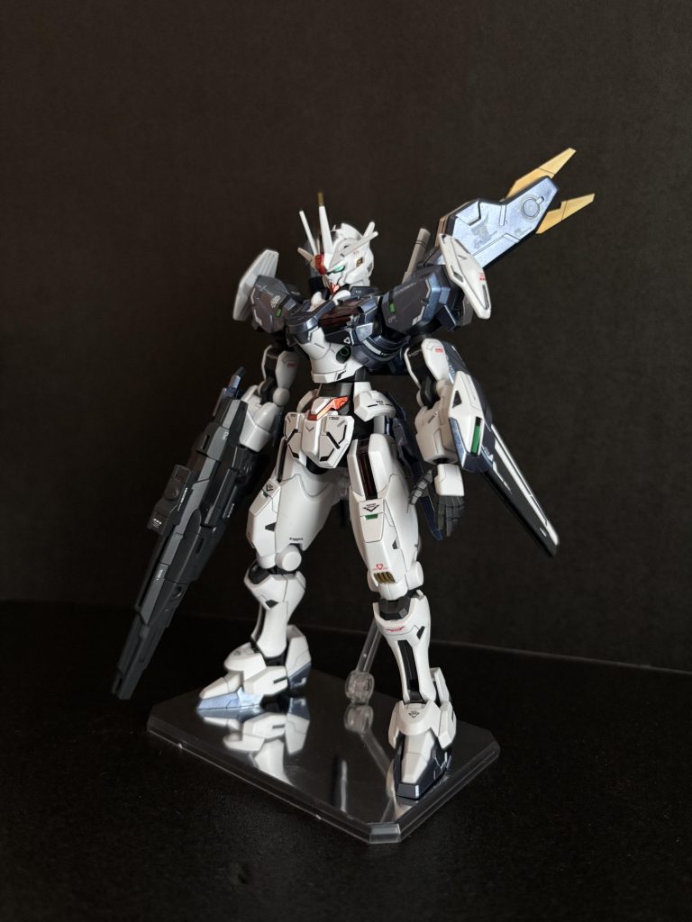 斜めからメインのブルー部分の色は中々選択難しかったのですが、ダークブルーメタリックにしました。結構気にいっています(gundam-kao3)