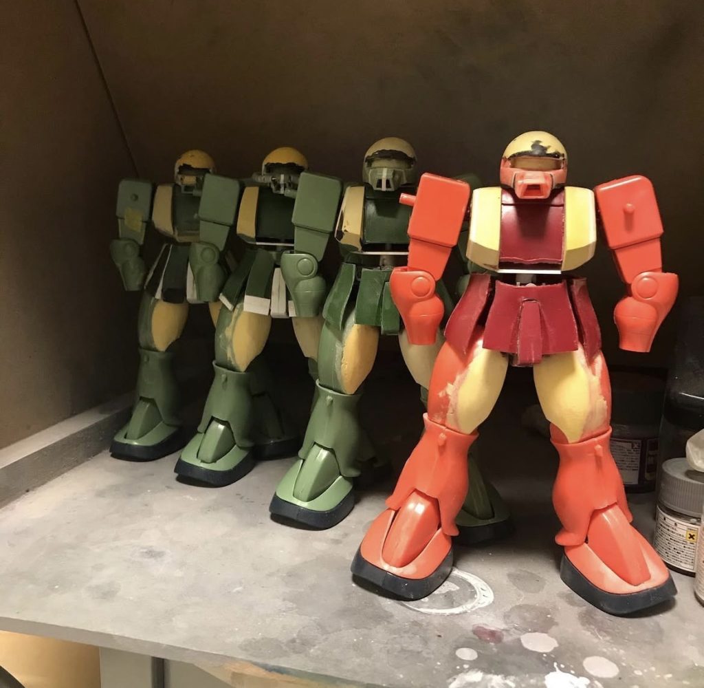 ポリパテで太腿と肩周辺の成形