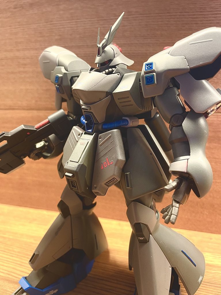 素立ちで。灰色を3色使って立体感を出しました。ちなみに股関節と肩関節がどうにもゆるゆるで、股関節なんか突いただけで外れる始末。肩はHi-νの物を流用するといった手法で解決しましたが股関節はどうにも🥲