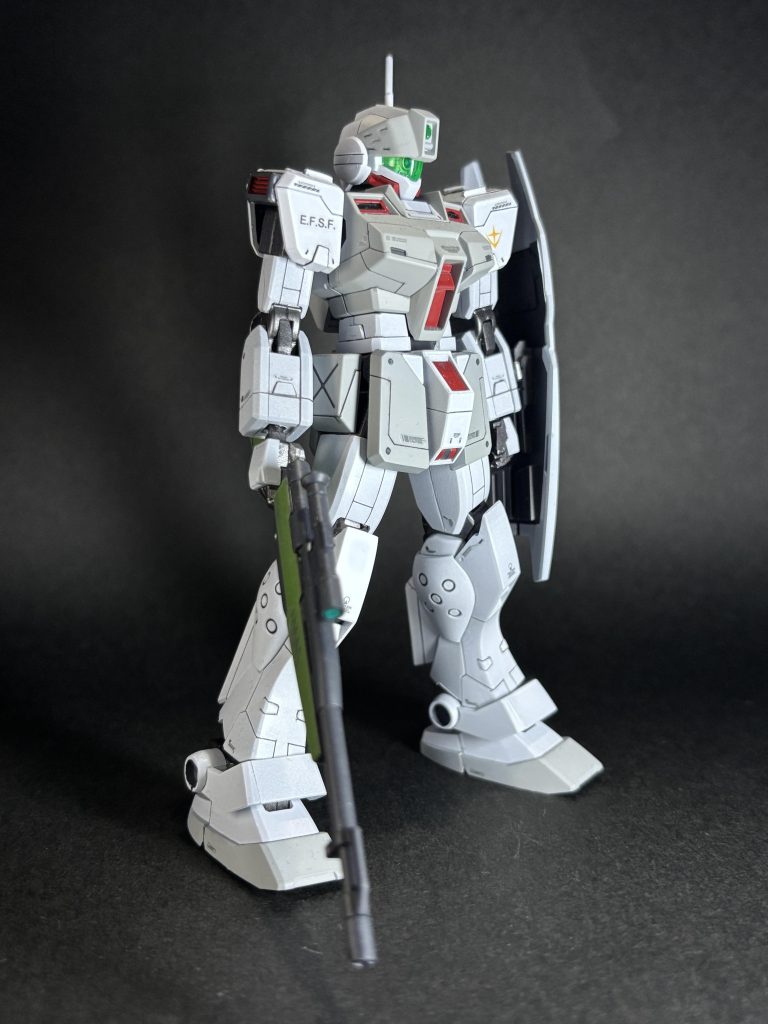 HGUC系で見られる胴体の詰まり感解消を目指し、腹部で2mm延長しています。また、バランスを取るため腕部1mm、太もも1mm延長。膝装甲はフレームが隠れるのを目安に延長しています。