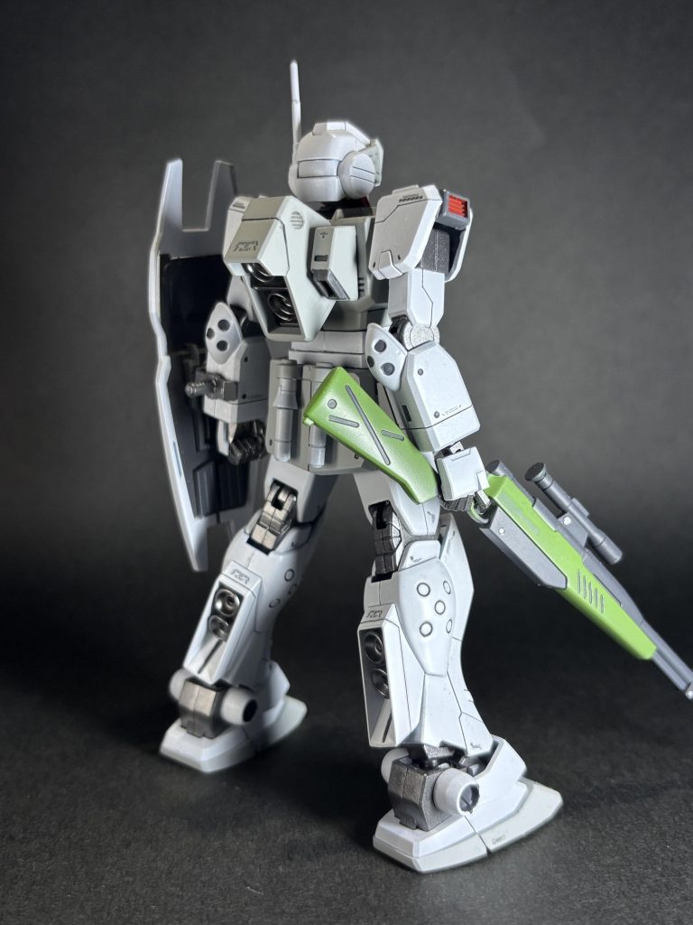 腹部は延長と同時にオリジンガンダムを参考にしたディテールを入れることで間延び感を無くしています。筋彫りはバトオペ2を参考に、ジムキャノンⅡのフルハッチオープンの画像も見て「こういう風に開いてメンテできるかな」を考えつつ掘ってみました。&nbsp;