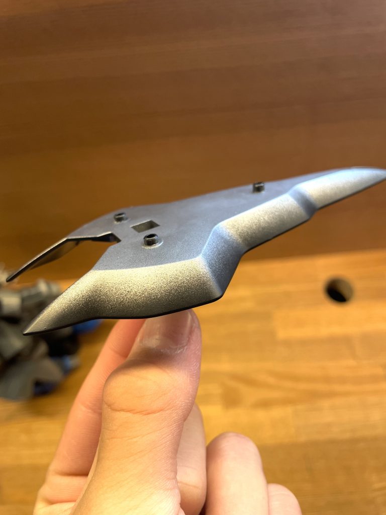 シールドは重厚感を出そうと黒サフにシルバー。缶スプレーの割には健闘?