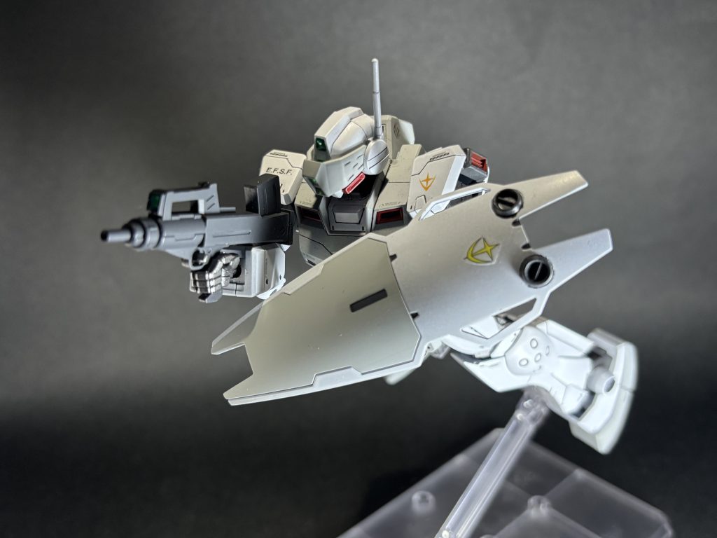 マシンガン＆シールド。こちらもシンプルに塗装して仕上げています。シールドは円形のパーツは塗り分け作業を行っています。