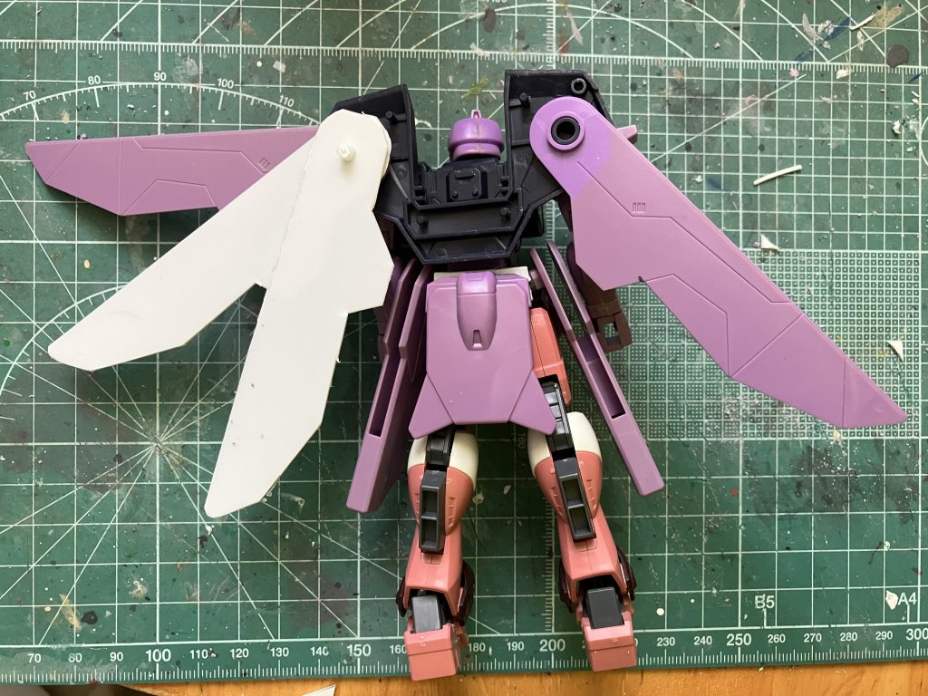 翼は元パーツの中心に穴を開けてプラ棒を差し込んでいます。そのお陰で差し替えなしで翼を広げることができます。