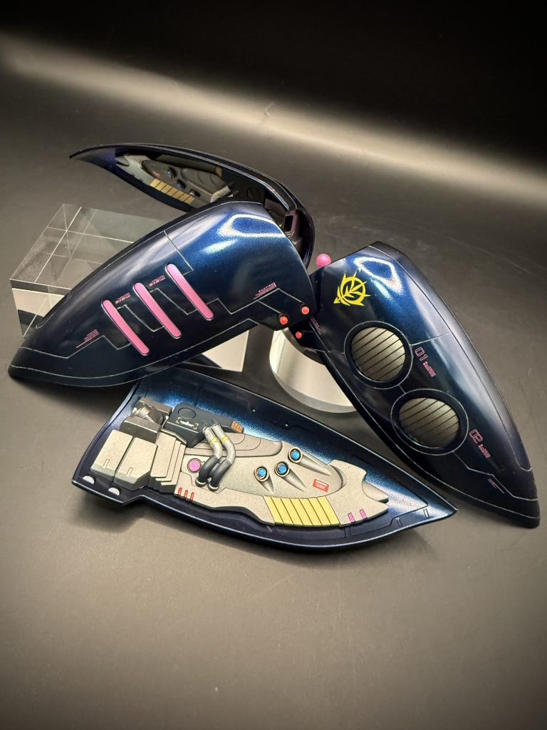 キュベレイの最大の特徴である左右のバインダーには、スジボリを加え、内側メカの3つのバーニアには、蛍光ブルーのルミドームを埋め込んだ、コトブキヤのミニサイズのバーニアノズルを貼り付けてありますまた、パネルには、ハイキューパーツやアシタノデカールのピンクカラーのデカールを貼り付けてあります