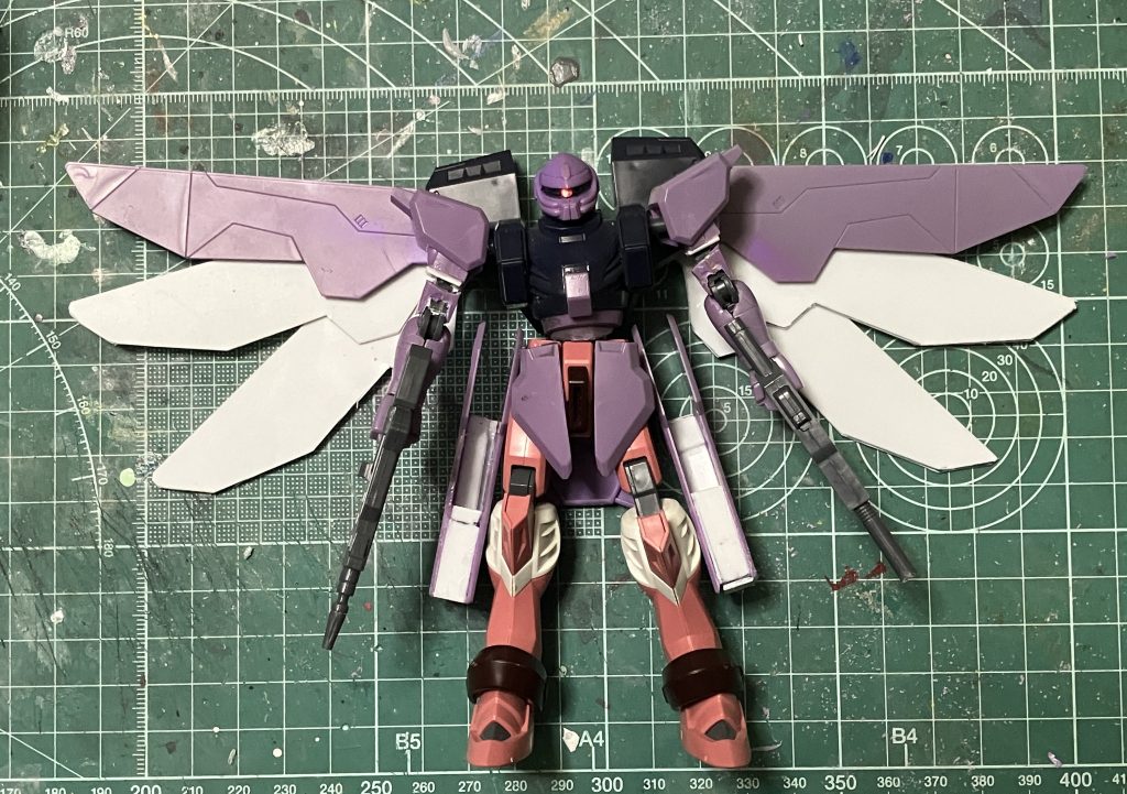 元キットでは翼は2枚しかついていませんが、設定がと同じにするべくプラ板で翼を追加しています。腰部の武装ケースもHGジンやEGストライクの武器に合わせて幅増ししています。下半身はほぼHGジャスティスです（笑）