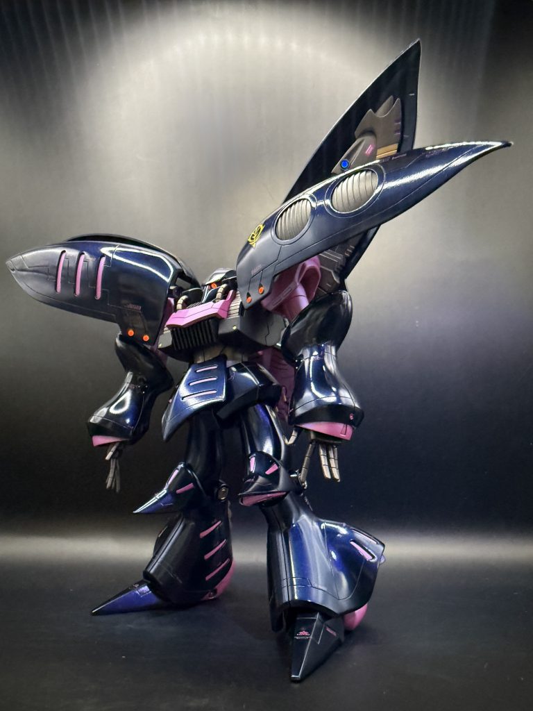 まずは機体の紹介からボディパネルはガイアのプリズムブルーブラックのグロス仕上げピンクのパーツはガイアのマイザーピンクをベースにプリズムパステル チェリーピンクブルーを薄く上掛けし、セミグロスコートディテールアップとしてアイカメラを蛍光ルミドームに変更し、前腕のおむすび部分に3つのメタルボールを埋め込みました