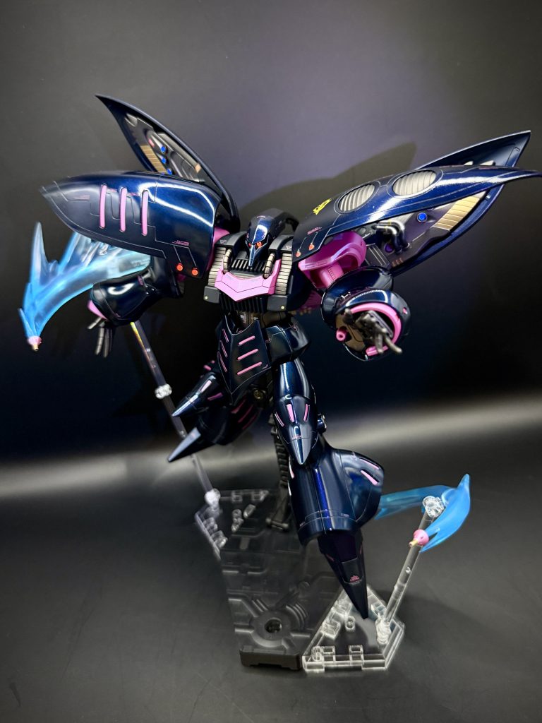 また、ファンネルエフェクトとして、バンダイのフィギュア用の魂エフェクト ウインドを使い、パッケージアートっぽく、躍動感を表現オプションで売られているバンダイのキュベレイ用エフェクトは、太いスパゲッティがファンネルコンテナからニョロニョロと生えているみたいで気味が悪いので代わりに、バンダイからフィギュア用の格闘技エフェクトとして販売されているパーツを使ってみたところファンネルが射出されている様子をいい感じに表現できました👍&nbsp;大味になりがちなキュベレイも、いろいろと手を加えると、ずいぶんカッコよくなりますね！ご覧いただきありがとうございました😊&nbsp;