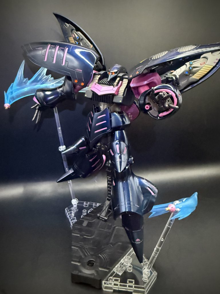 また、ファンネルエフェクトとして、バンダイのフィギュア用の魂エフェクト ウインドを使い、パッケージアートっぽく、躍動感を表現オプションで売られているバンダイのキュベレイ用エフェクトは、太いスパゲッティがファンネルコンテナからニョロニョロと生えているみたいで気味が悪いので代わりに、バンダイからフィギュア用の格闘技エフェクトとして販売されているパーツを使ってみたところファンネルが射出されている様子をいい感じに表現できました👍