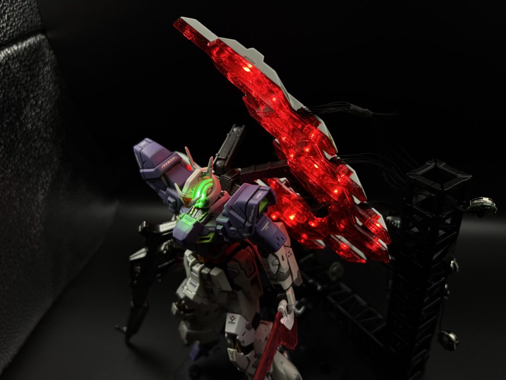 頭部にあるラインをくり抜きレジンで埋めて緑の光が漏れるように、電池は後ろのスカートに仕込んであります。