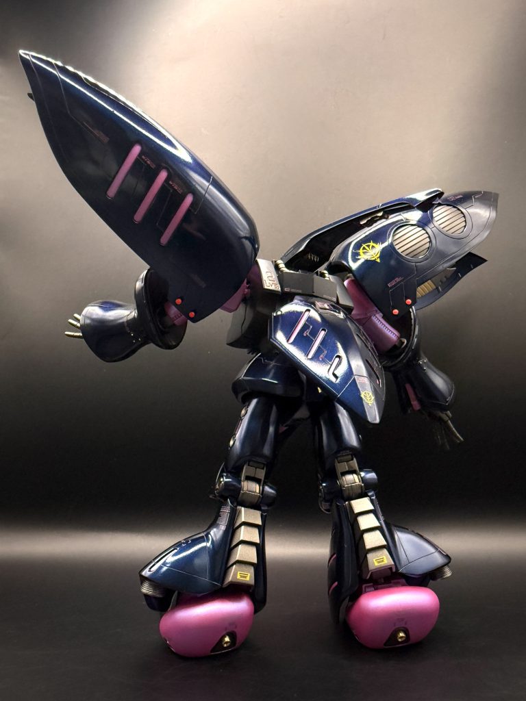 足先の左右6つのバーニアにはメタルパーツを、ふくらはぎ外側のフレア部分の内部には、あすぱら模型さんのスラスターを組み込みましたまた、写真ではわかりにくいですが、長く伸びた頭部の裏側には、アフターパーツの放熱板を２つ貼り付けてあります