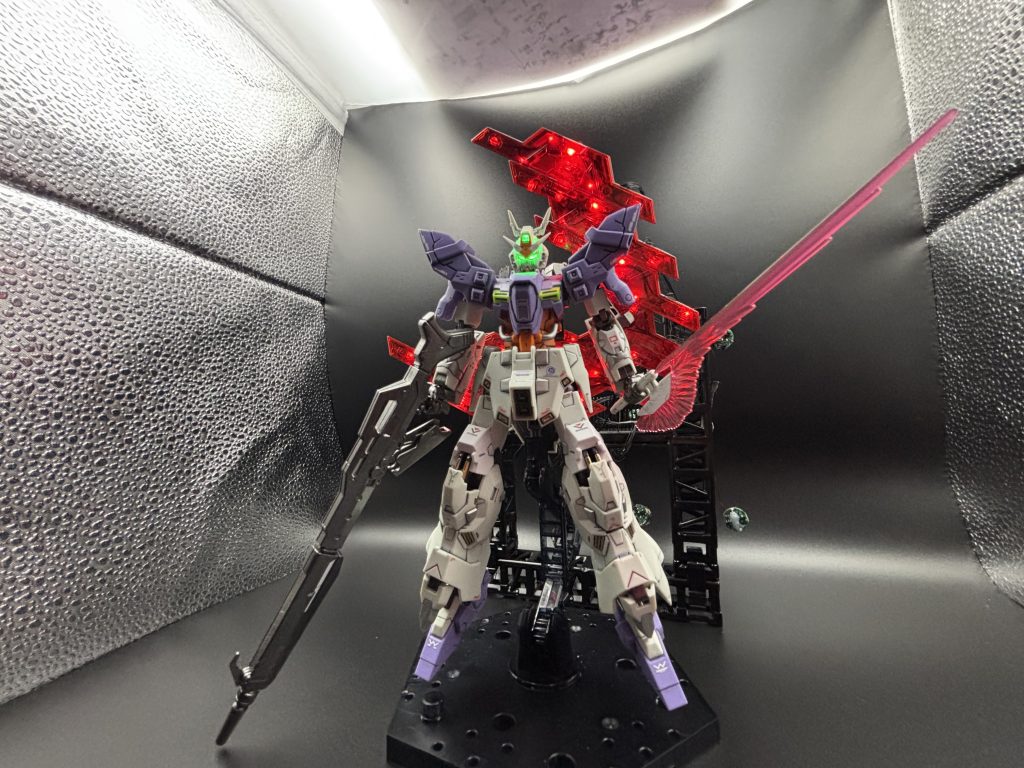 所々、金で塗り分けしてアクセントをつけてます。サイコプレートの配線は力技です、完全に仕込むにはHGは小さすぎるんでMGムーンガンダムを待とうと思います。