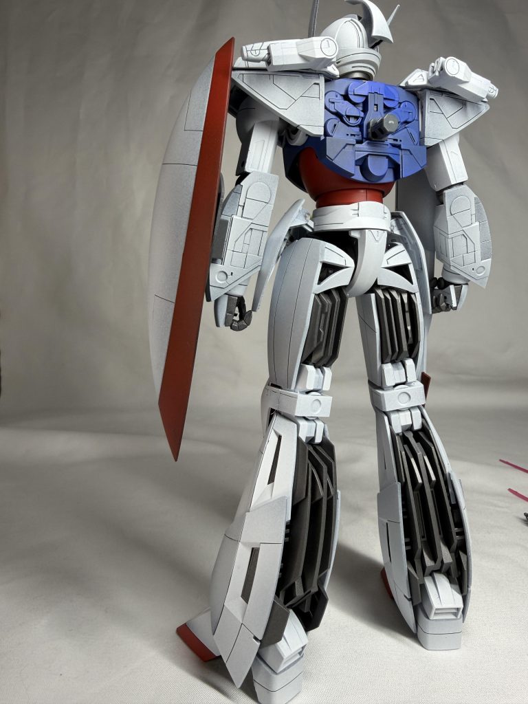 後ろから。腕のパーツの色合いが違いすぎますね