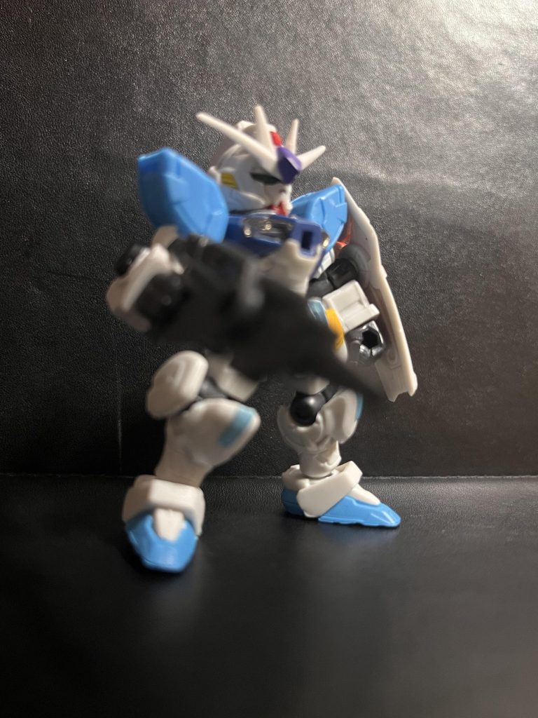 今までは物理武器だったのに対し今回はビームライフル、シールドを取り付けました&nbsp;