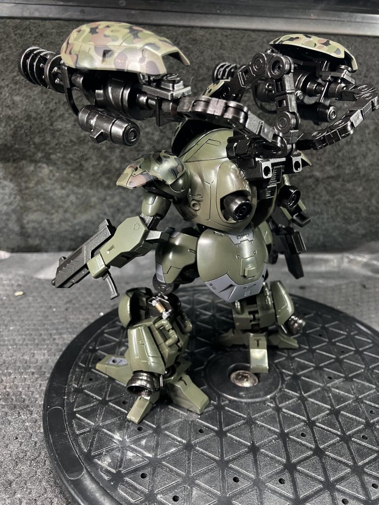 左手のマシンガンはまさに添えるだけな感じです。本当はシールドユニットもつける予定でしたが体調がいまいちな為、これにて完成といたしました。またゆっくり何か作るので、見にきて頂けたら嬉しく思います。最後まで閲覧頂き、ありがとうございました。&nbsp;