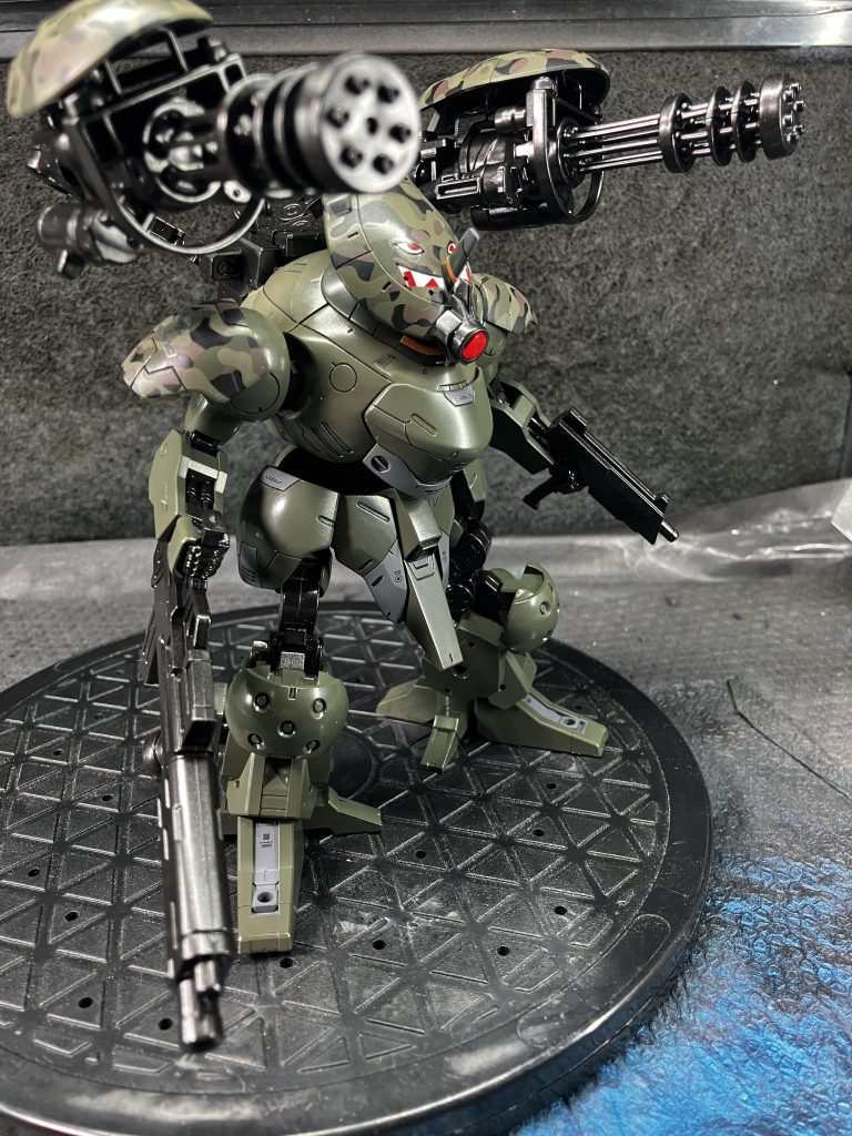 突撃モードです！頭部に強化型センサーを装備することで、サブユニットのミニガンの感度が爆上がりします！ただしこのミニガンは威力が弱くMSの装甲を貫通できません。ミニガンはミサイルやグレネードなどを迎撃、MSに対しては各種パイプ類やセンサーの破壊を目的としております。&nbsp;