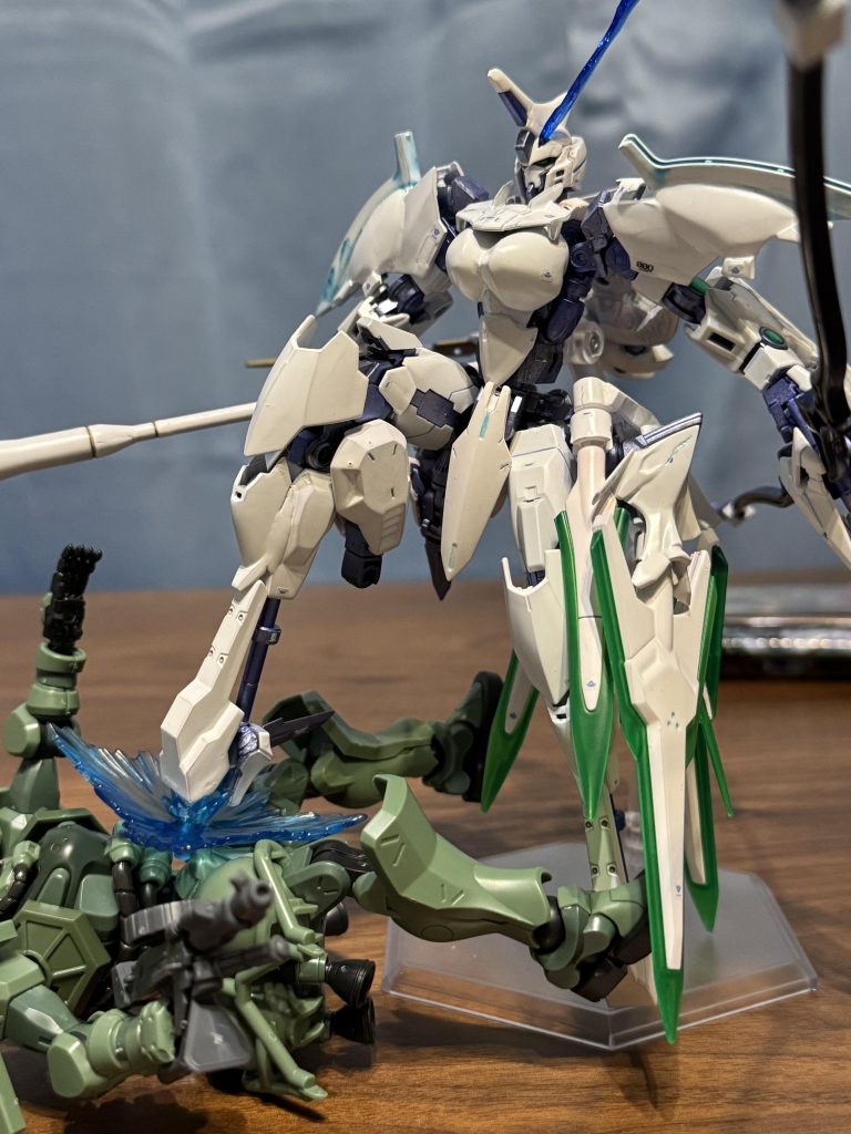 足裏や膝下からビームサーベル、ライフルが出ます