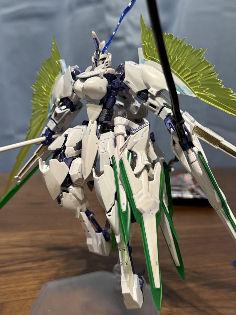 光の翼みたいなの、サーベルにもなります