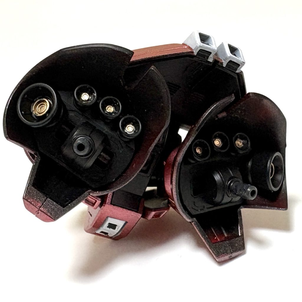 元キットとなる「BB戦士382 サザビー」SDとあなどることなかれ。非常に細かい造形でバーニアもしっかり造形されています。市販のモールドパーツをゴールドに塗って、ディテールアップしました。