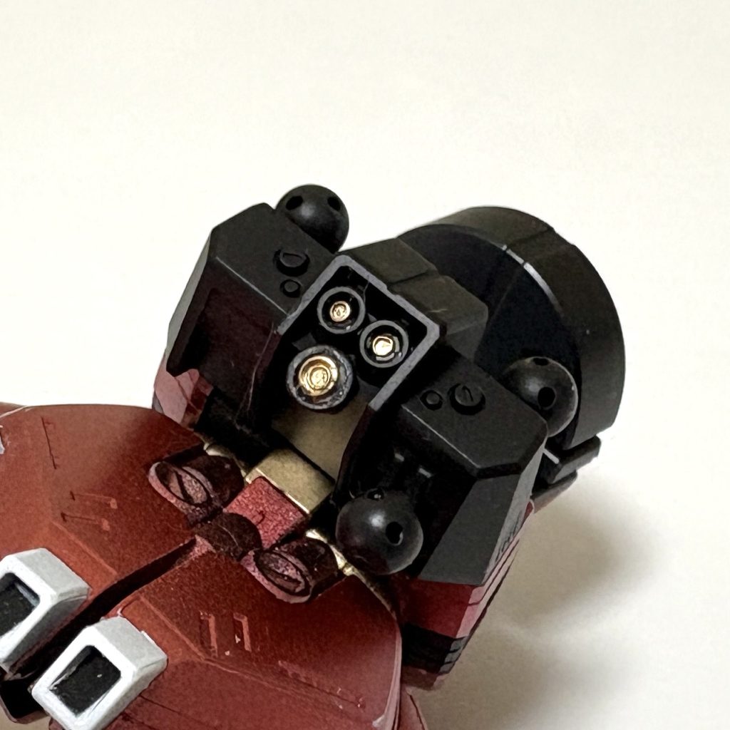 同じくランドセルのバーニア。こちらもモールドパーツをゴールドに塗装してドレスアップ！