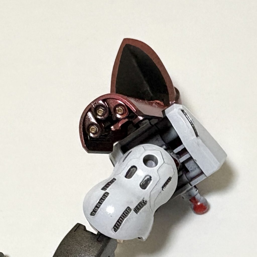 肩のアーマーにもバーニアがありますね。こちらも同様にゴールドに着色したモールドパーツでディテールアップ！