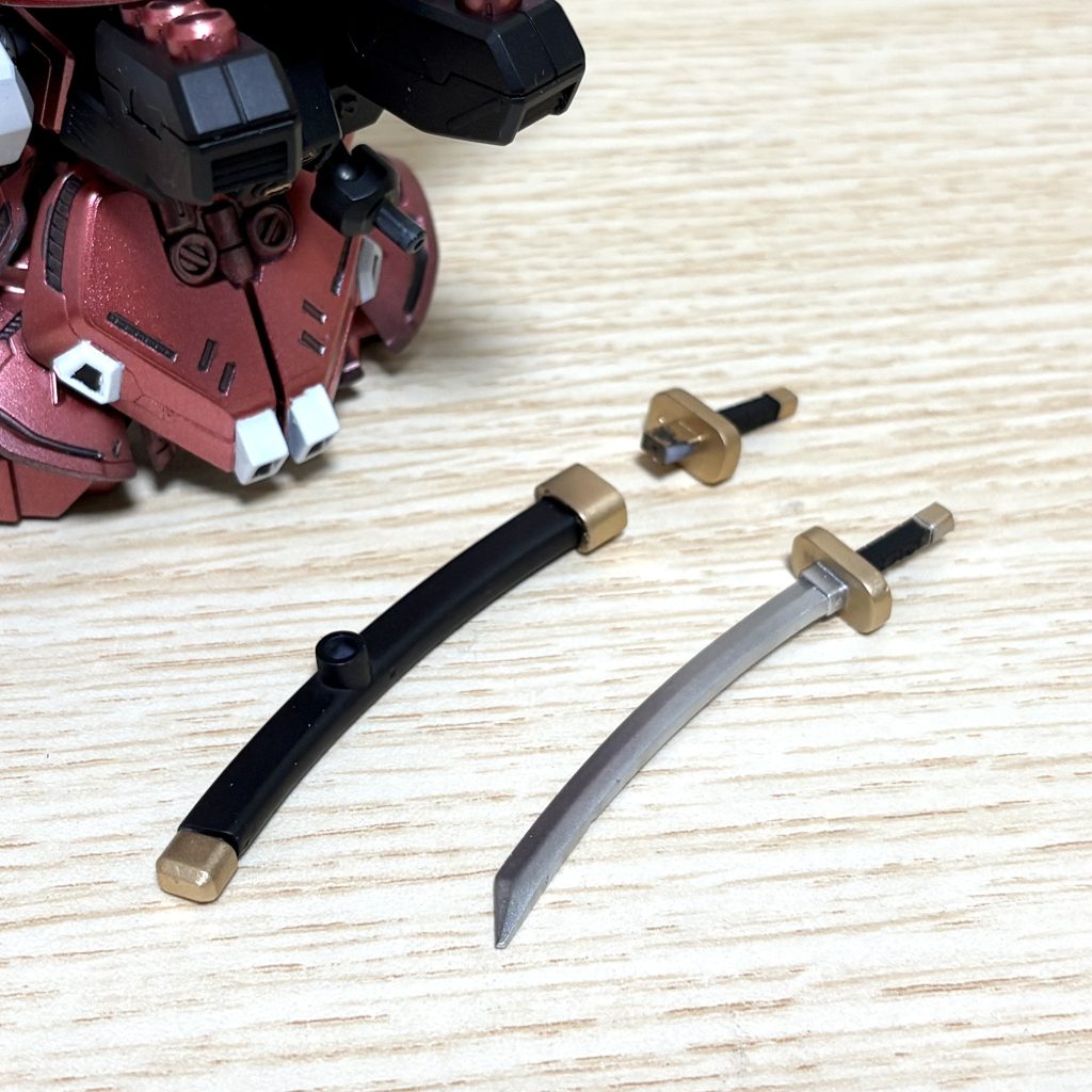 鞘は昔のBB戦士のように4パーツ構成を目指し何度もトライしましたが、スリムさと強度が両立しないため、「鞘」と「柄」の2パーツ構成で抜刀状態を再現できるようにしました。