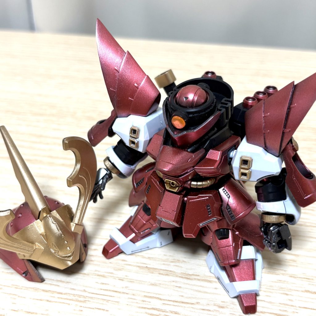 兜は後ハメ加工とし、内部のコクピットパーツも綺麗に塗り分けました。モノアイはHアイズかしてます。