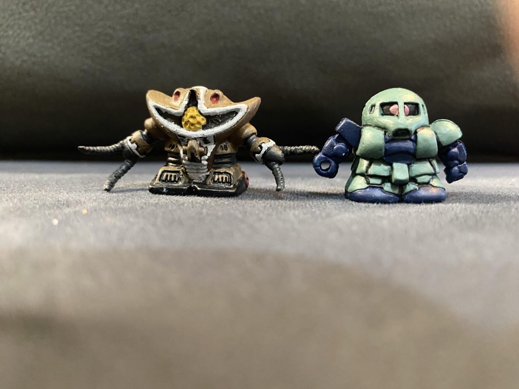 左:アッグガイ。元はキモカワだったのに、ガン消しだと目がゴルフボールみたいでかなり怖くなっている。右:旧ザク(ザクI)。色数がめちゃんこ少なかったので、初めての縁取り塗装。むずかったのでもうやりたくない...