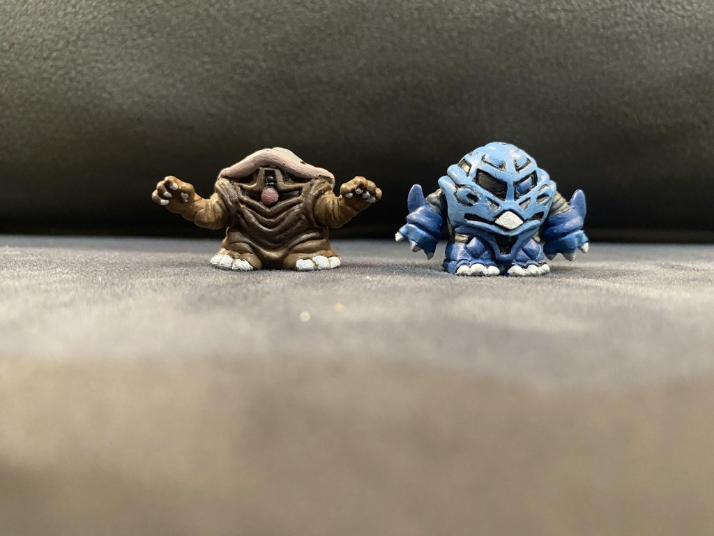 左:タートルゴッグ。甲羅の色がわかりにくくて、カード出すと睨めっこしながら塗った。この写真だと全く見えない....右:マーマンズゴック。キラーズゴックの色違い。わざわざHPも変えたのに、見えない(´ω`)