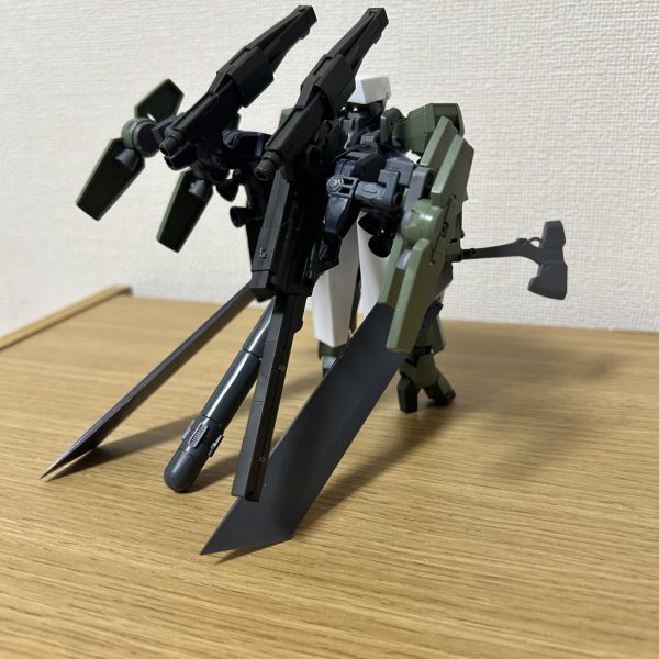 「グレイズって、やられ役だよなぁ…せや！改造したろ！」と、思いグレイズにちょっと特殊なハンドを使って改造してみました　改造してみたんだ…そう、グレイズを…ね（2枚目）