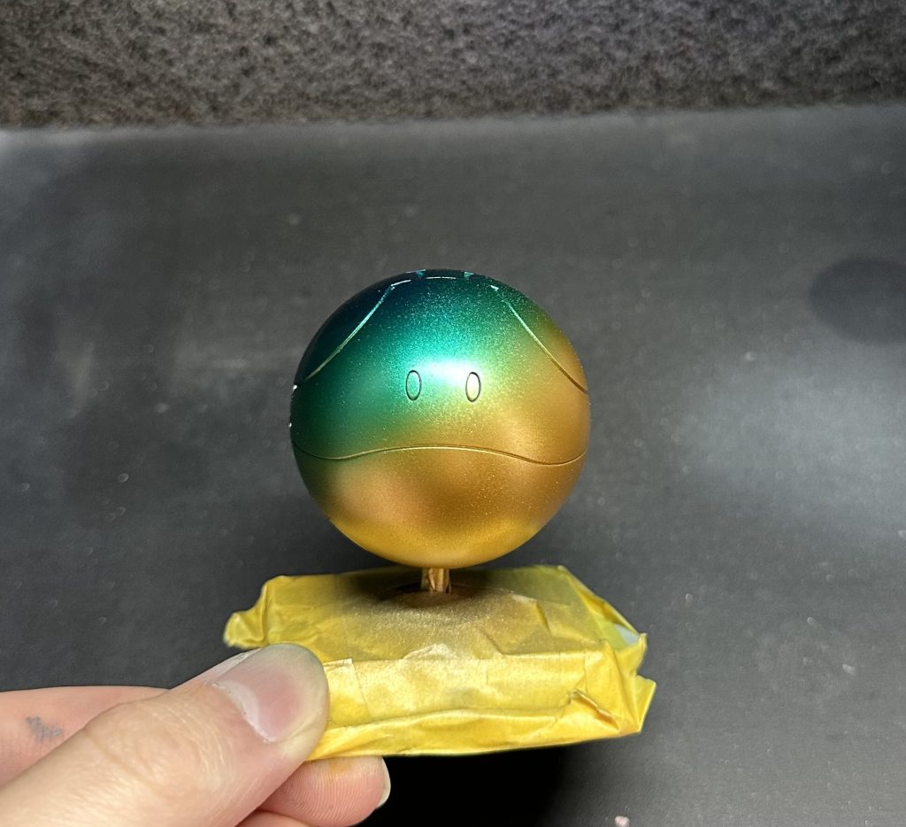 ガイアのクリアブルー。塗り重ね回数に差をつけることでグラデーションになるように。ブルーでグラデーションをつけた反対側にはクレオスのクリアピーコックグリーンを使用して同様に塗装。