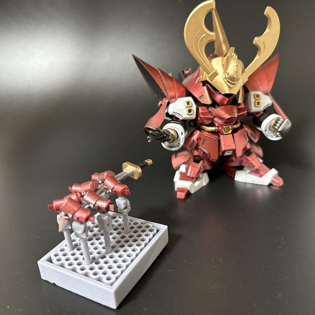 「飛来撃(ふぁんねる)！！！」なんと！漣飛威は背中の刀を自分で抜くことができないのだ！よいしょ。よいしょ。ファンネル。ファンネル。昔のギャグタッチの時代のSD戦国伝の大好きなエピソード。絶対やりたくて、ファンネル君たちと台座も3Dモデリングしました。