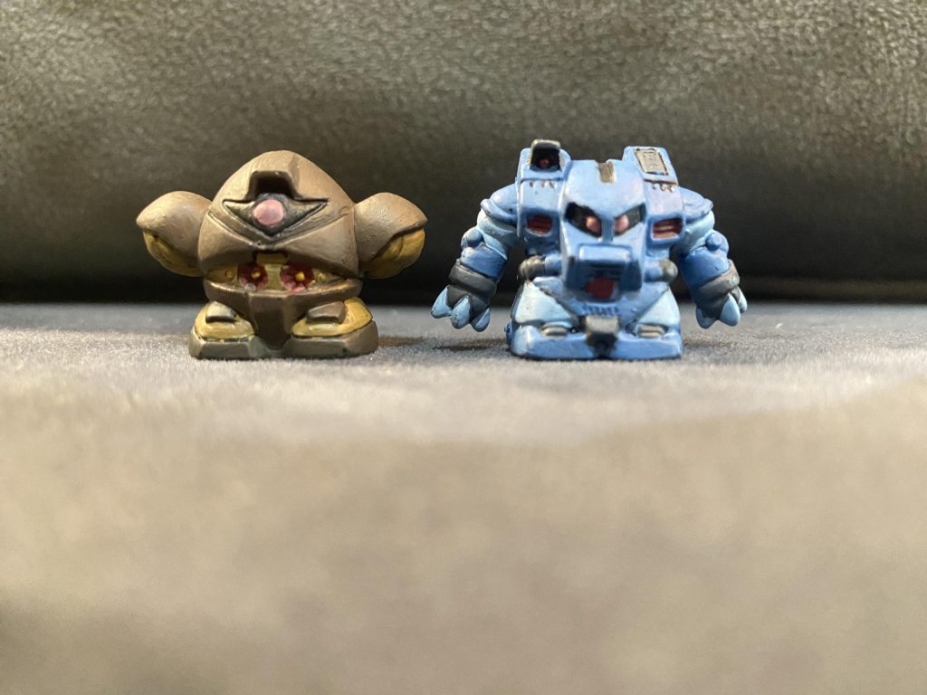 左:ゴッグ(MA形態)。手が仕舞われてて丸っこすぎるフォルムは至高の領域に近い。右:ガッシャ。こいつが一番塗るのが大変だった。ほぼ青のくせに.......💢