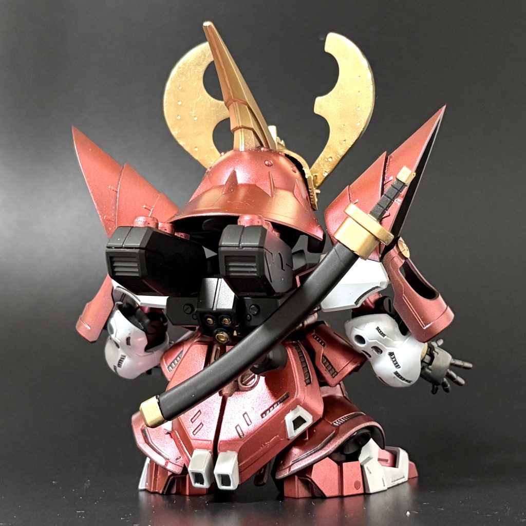 背面。鞘の携帯はどうしたものかと悩みましたが、元キットのプロペラントタンクのジョイントを活用しました。