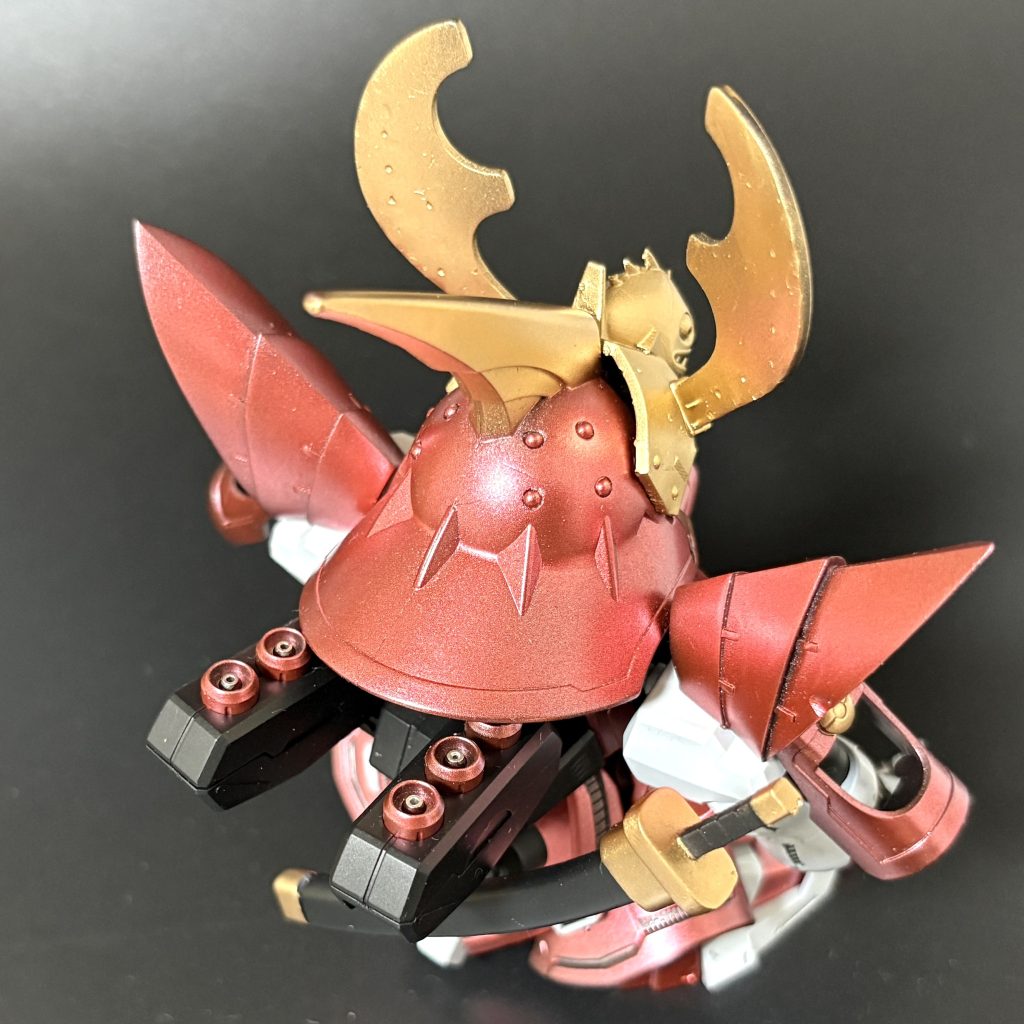 頭部は鋲がある設定のようだったので、リベットパーツを埋め込みました。