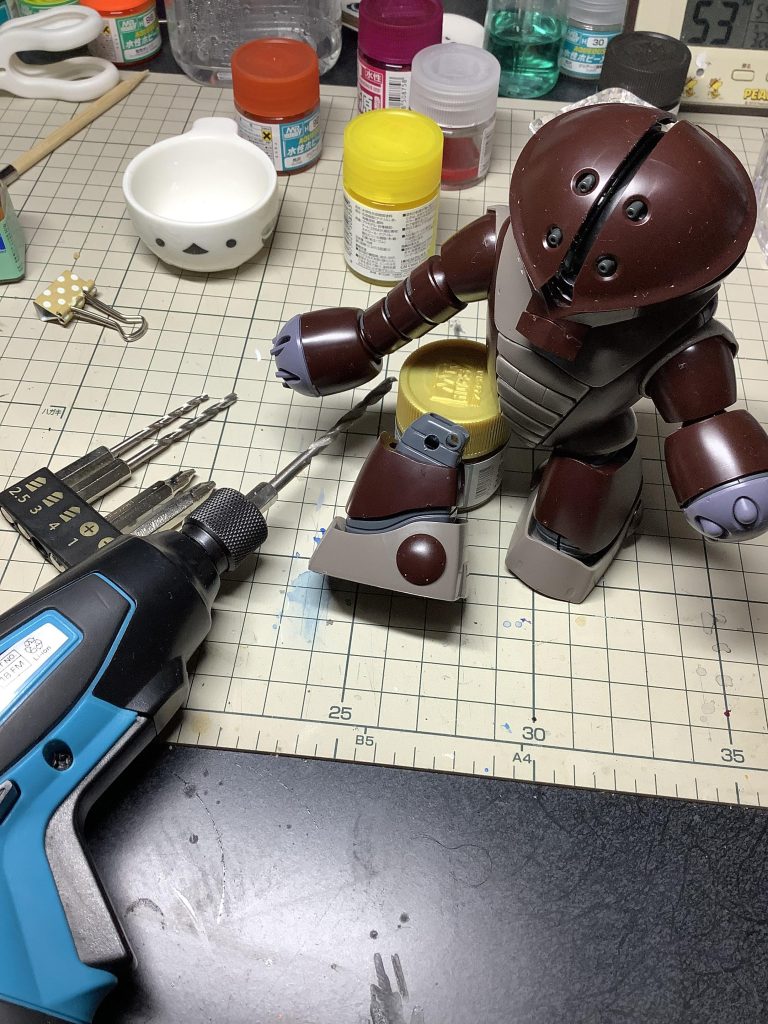 ひざ関節に、4mmの穴をあけた簡単改造です♪