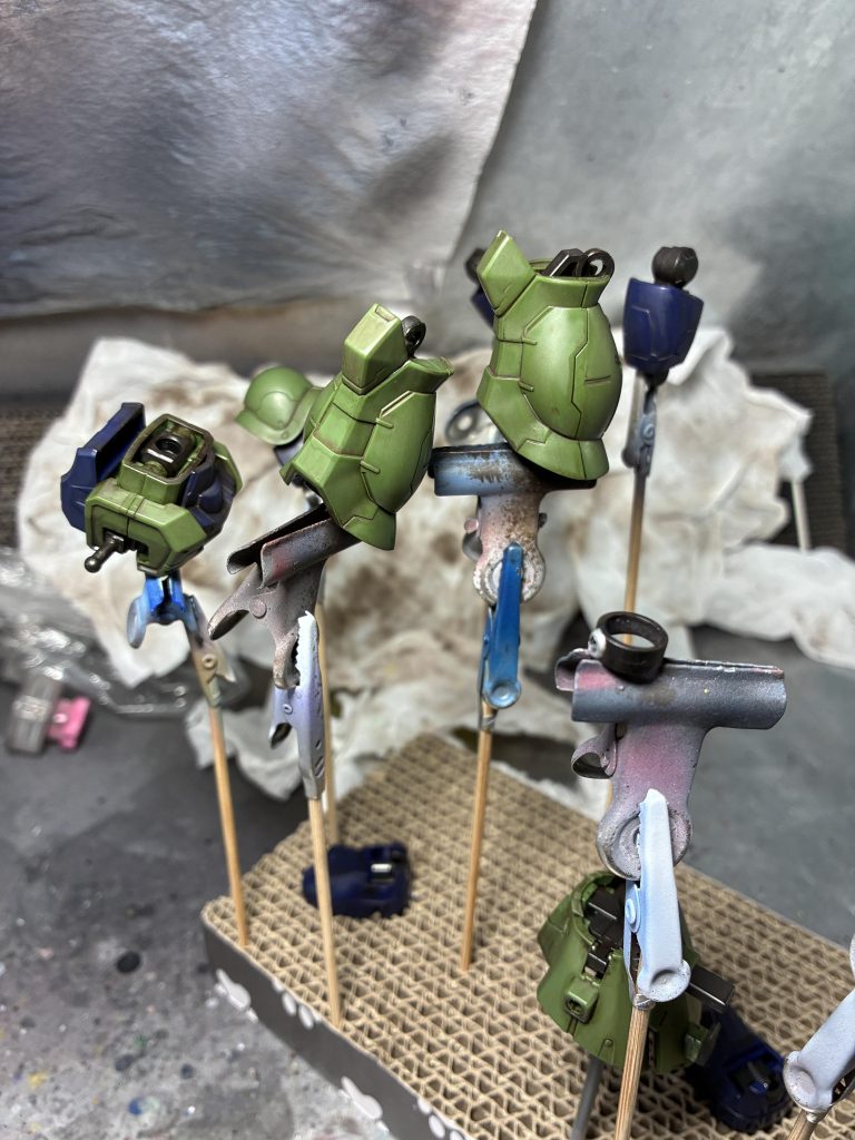 ・ウェザリングウェザリングカラーグランドブラウンを筆で塗りたくって、ちょっと乾いたら薄め液つけた筆で拭きました。・チッピングエナメルハルレッド、ジャーマングレイ、シルバー、ブラックでチッピング。&nbsp;・筆塗り凹部にハルレッドとクリヤーオレンジ。モノアイ周りとヒートホークはシルバー筆塗り。つや消しスプレーで完成。ザクIなので激しく汚しました。