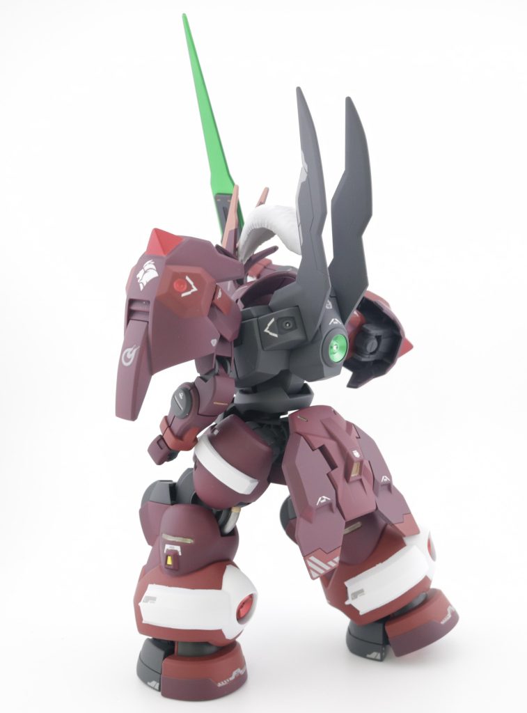 せっかく貼った水転写デカールがクリア塗装中に吹き飛ぶハプニングあり予備の無い部分は、仕方なくそのままにしたので、数箇所が片側のみとなっております塗り分けし易そうな形状部分をなんとなくアドリブで塗ってみました盛大にはみ出している部分もありますが、個人的には満足な仕上がり