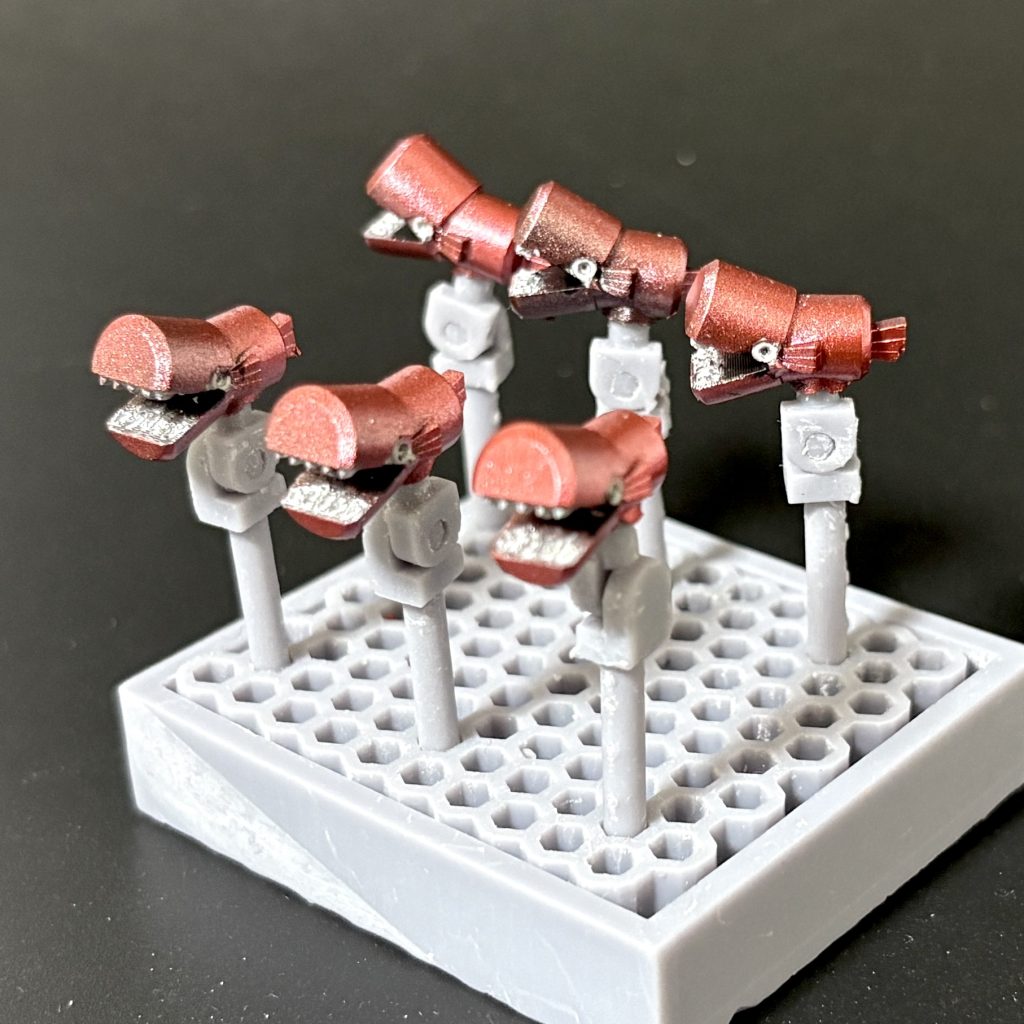 飛来撃(ふぁんねる)。2cm角でめちゃくちゃ小さいですが、しっかりと牙や目もあります。塗分けしんどかった！