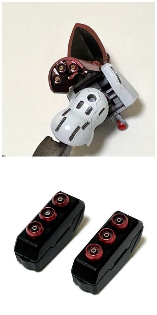 同じく肩アーマーのバーニアやファンネルも細かく塗り分け。