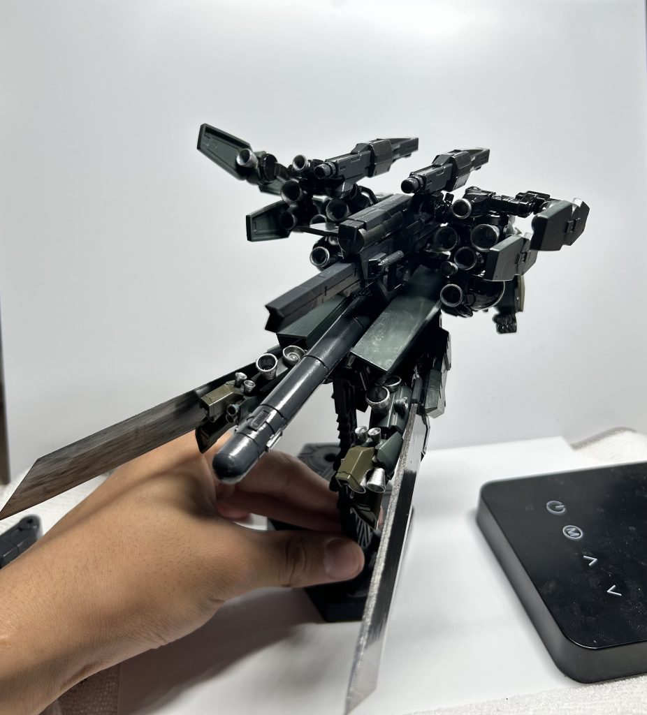 ある企業の秘密兵器–3枚目/制作者：ジオニックの社員