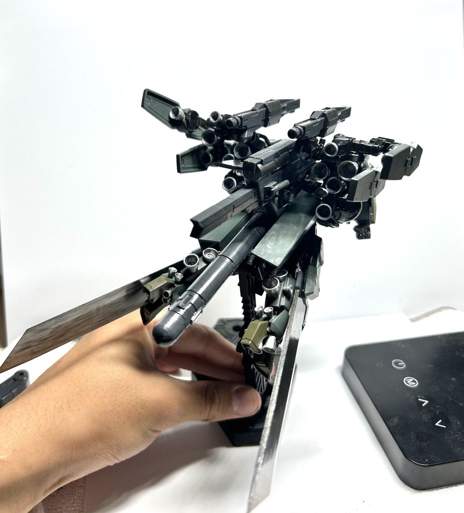 ある企業の秘密兵器–3枚目/制作者：ジオニックの社員