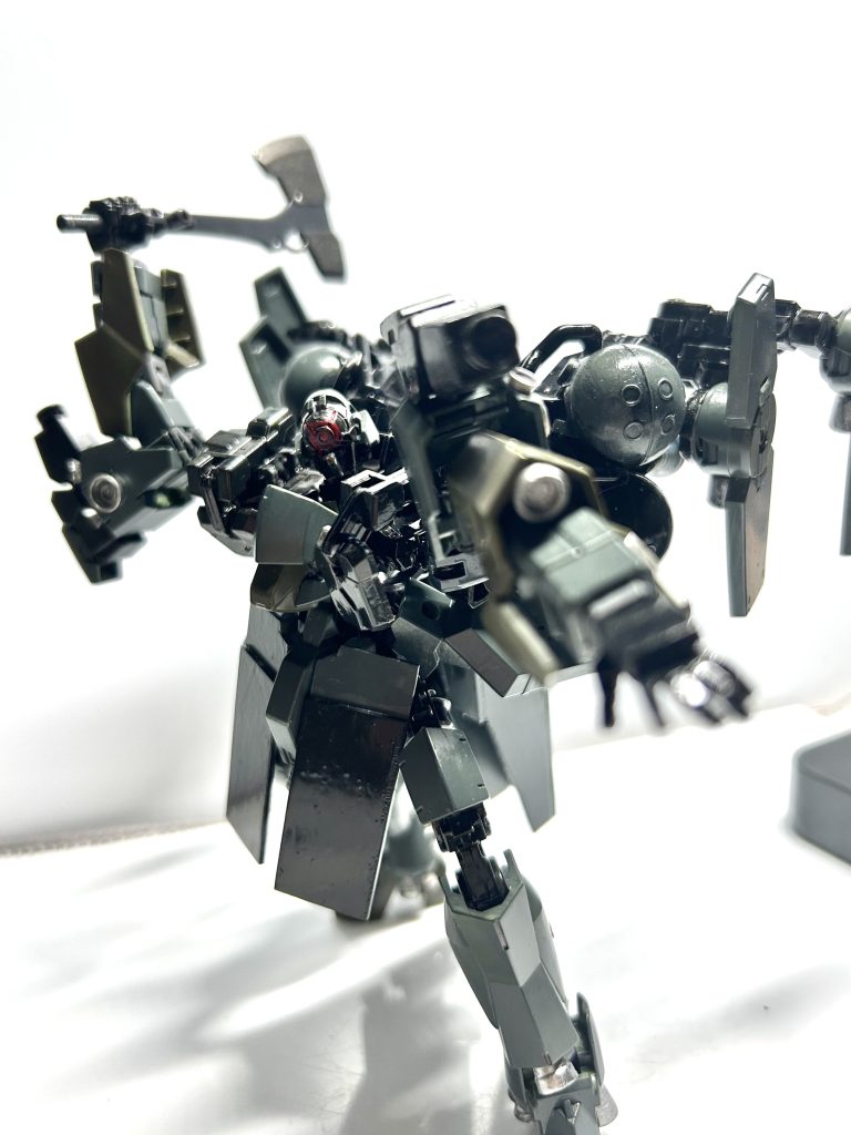ある企業の秘密兵器–4枚目/制作者：ジオニックの社員