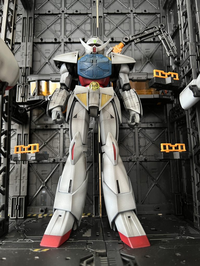 劇中では太古の機体となっているので、劣化してくすんで見えるように黒立ち上げのグラデーションから端面にシャドウ吹きをしました。。艶消し黒→Mr.カラーのスーパーホワイト→上からパールホワイトでナノスキンで何回も修復されてきたイメージにしました。