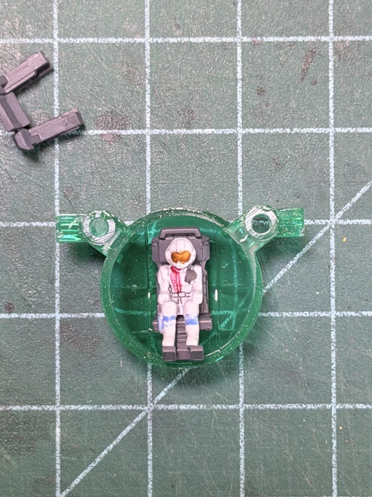 コックピット内のアムロも塗り直しましたが、アップにするとダメダメですね。老眼でなっている時は全く気にしていませんでした💦まぁ、全て取り付けたら足元しか見えないから修正しませんし、PGUでリベンジします。